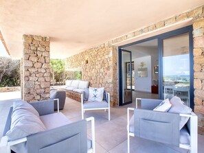 Möbel, Stuhl, Gartenmöbel, Resort, Natürliches Material, Schatten, Villa, Steinwand, Wohnzimmer