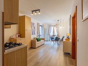 Möbel, Tabelle, Couch, Zimmerpflanze, Bilderrahmen, Holz, Interior Design, Wohnzimmer, Halle, Flooring