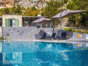 Water, Swimming Pool, Building, Tree, Plant, Body Of Water, Leisure, Shade, Urban Design, Real Estate