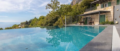 Nube, Agua, Cielo, Planta, Edificio, Piscina, Azur, Ventana, Árbol, Casa