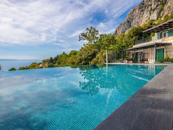 Cloud, Water, Sky, Plant, Building, Swimming Pool, Azure, House, Outdoor Furniture, Arecales