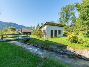 Pflanze, Himmel, Gebäude, Wasser, Fenster, Natürliche Landschaft, Baum, Haus, Grundstueck, Berg