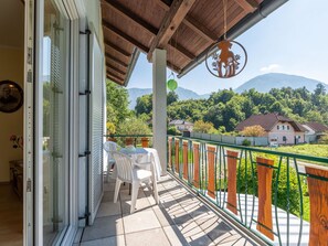 Eigentum, Himmel, Veranda, Pflanze, Schatten, Gebäude, Holz, Zaun, Interior Design, Baum