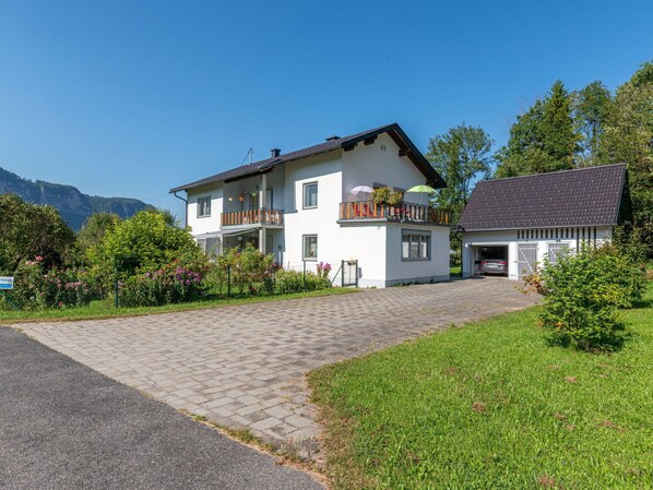 Pflanze, Himmel, Gebäude, Eigentum, Fenster, Haus, Baum, Grundstueck, Strassenbelag, Natürliche Landschaft