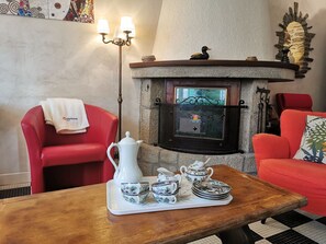Table, Furniture, Property, Picture Frame, Lighting, Interior Design, Building, Lamp, Wood, Living Room