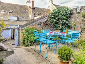Plante, Table, Bâtiment, Meubles, Chaise, Ciel, Bleu Azur, Nuage, Fenêtre, Tableau De Plein Air