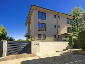 Himmel, Pflanze, Gebäude, Fenster, Baum, Strassenbelag, Schatten, Haus, Grundstueck