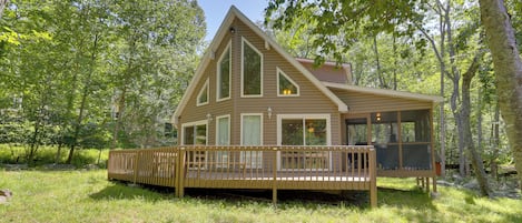 Bushkill Vacation Rental | 3BR | 2BA | 1,400 Sq Ft | Stairs to Access