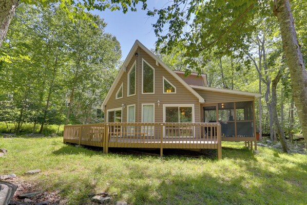 Bushkill Vacation Rental | 3BR | 2BA | 1,400 Sq Ft | Stairs to Access