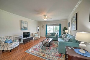Beach-themed decor creates a worry-free ambiance throughout the condo.