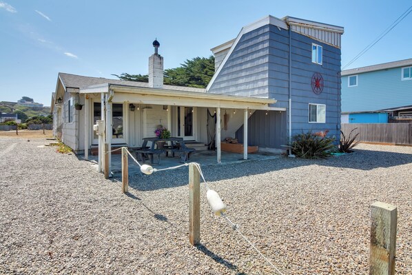 Bandon Vacation Rental | 5BR | 2.5BA | 2,550 Sq Ft | 2 Steps to Access