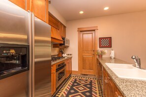 Full-sized Kitchen