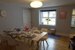 Dining room - access to kitchen and to the hallway.
