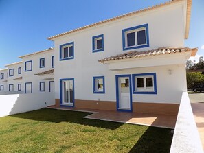 Back garden with terrace at Foz Do Arelho