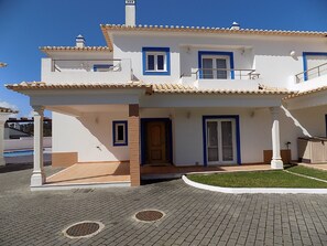 Front of the villa in Foz Do Arelho