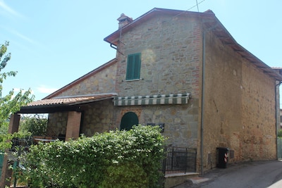 Farmhouse in a medieval village between Umbria and Tuscany