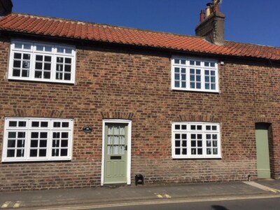 Beautiful grade 2 listed cottage by the sea , sleeps 5 & dog friendly  