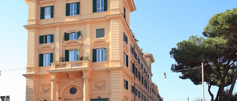 Palazzo di Art Gallery con il Colosseo sullo sfondo