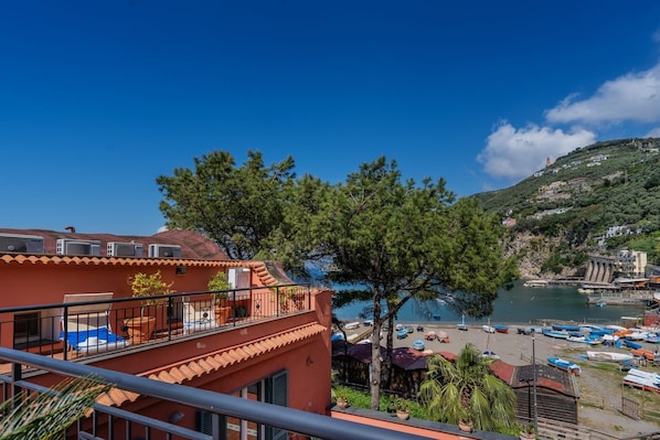 2 bedroom apartment by the seaside with air-con, wifi near Sorrento