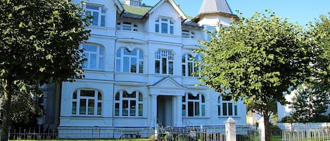 Die Villa von der Prommenade aus, aber kein Meerblick aus unserer Wohnung