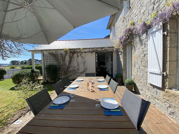 Outdoor dining