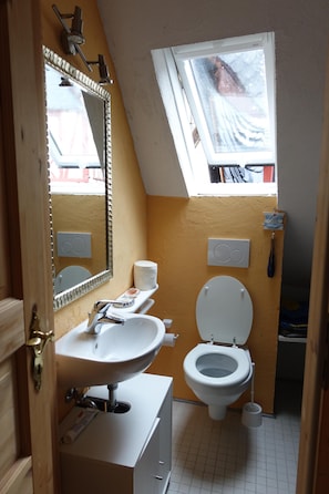 Full Bathroom Studio Apartment With Small Bathtub