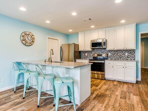 Kitchen w/ breakfast bar