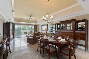 Beautiful dining table seats 6