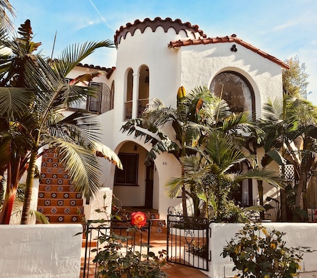 Casa de las Palmas. Restored to former 1930 Spanish charm. Beach 1/2 block away.