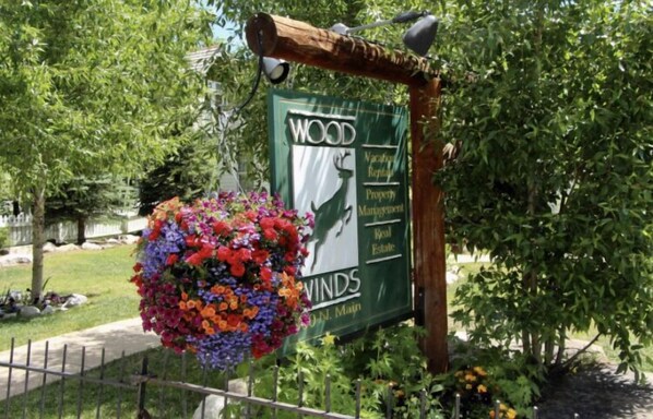 Wood Winds Lodging - Hart on Main is right by Wood Winds Lodging, which makes the check-in and check-out process incredibly simple. Full concierge service and 24-hour staff.