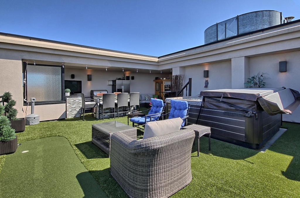 Luxury 2storey penthouse w rooftop patio! River view and close to