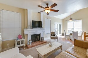 Living Room | Free WiFi | Air Conditioning | Flat-Screen Cable TV