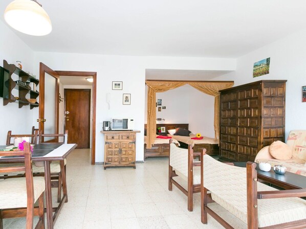 Property, Room, Furniture, Building, House, Interior Design, Real Estate, Floor, Table, Home