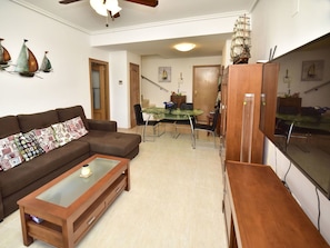 Zimmer, Eigentum, Möbel, Interior Design, Gebäude, Wohnzimmer, Decke, Fussboden, Haus, Tabelle