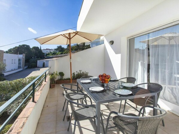 Table, Furniture, Property, Plant, Chair, Flowerpot, Shade, Sky, Interior Design, Building