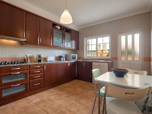 Countertop, Cabinetry, Property, Room, Furniture, Kitchen, Building, Interior Design, Floor, Real Estate