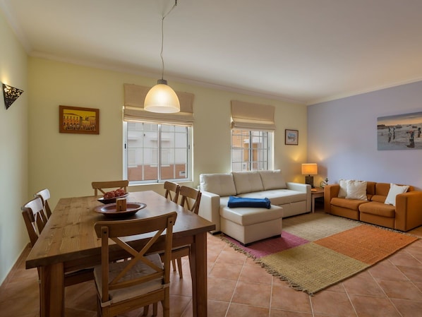 Room, Living Room, Furniture, Property, Interior Design, Building, Floor, Table, House, Real Estate