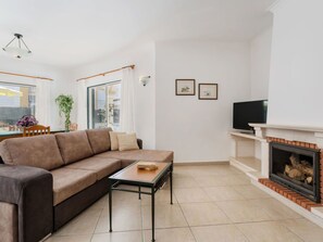 Wohnzimmer, Zimmer, Möbel, Eigentum, Interior Design, Fussboden, Feuerstelle, Gebäude, Haus, Decke