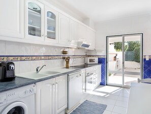 Eigentum, Zimmer, Wäschekammer, Küche, Countertop, Cabinetry, Major Appliance, Fliese, Gebäude, Möbel