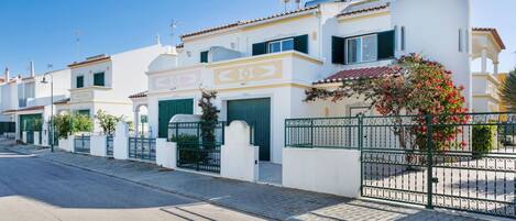 Propiedad, Barrio Residencial, Casa, Edificio, Arquitectura, Bienes Raíces, Casa, By, Fachada, Barrio