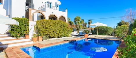 Property, Swimming Pool, Building, Real Estate, House, Azure, Vacation, Estate, Villa, Residential Area