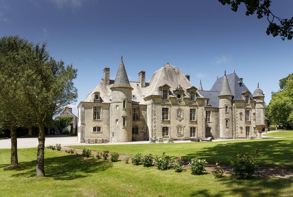 View on the roses and the back façade 