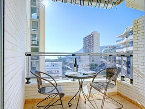 Meubles, Bâtiment, Propriété, Ciel, Table, Fenêtre, Chaise, Ombre, Bois, Design Intérieur