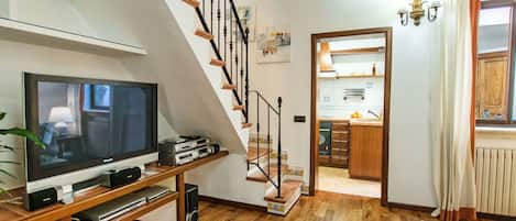 Property, Room, Building, Wood Flooring, Furniture, Floor, Interior Design, Ceiling, Hardwood, Living Room