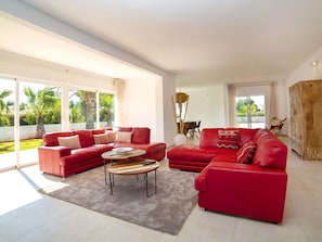 Wohnzimmer, Möbel, Zimmer, Eigentum, Interior Design, Kaffetisch, Gebäude, Rot, Fussboden, Couch