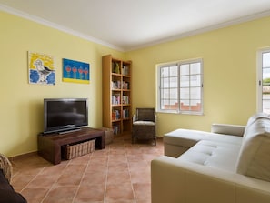 Zimmer, Wohnzimmer, Eigentum, Möbel, Interior Design, Fussboden, Gelb, Gebäude, Wand, Decke