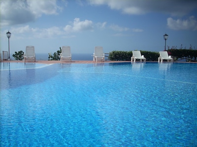 Amplia aplicación de vacaciones. con piscina e impresionantes vistas al mar, las montañas, Tropea