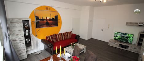 Wohnzimmer 1 mit Küche und 2er Schlafsofa