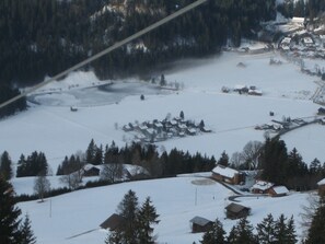 Blick aus d. Metsch-Gondelbahn zur Ferienhaussiedlung Neufeld u.Betelberg-Bahn