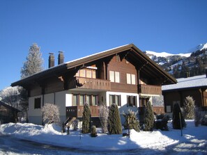 Das Chalet Pirol mit 4 Wohnungen; unsere befindet sich Hochparterre unten links